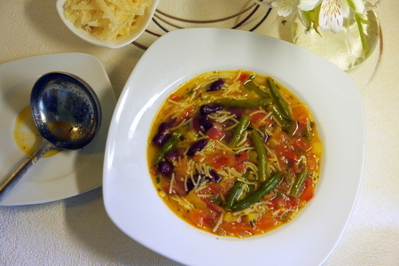 Фото к рецепту: Быстрый фасолевый суп с вермишелью