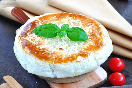 Фото к рецепту: Порционный пирог из семги, грибов и риса в сковороде