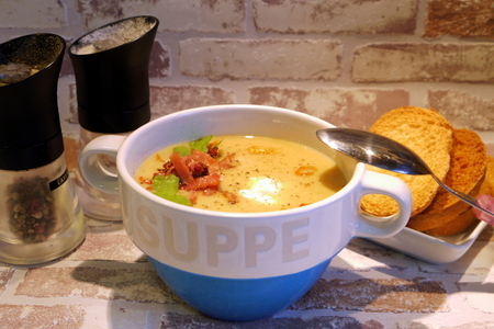 Суп-крем из кольраби с беконом и ветчиной