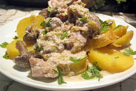 Фото к рецепту: Свинина с шампиньонами и пореем в сметанном соусе (тест-драйв)