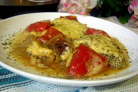 Фото к рецепту: Макрорус на луковой подушке,запеченный с помидорами и сыром (тест-драйв)