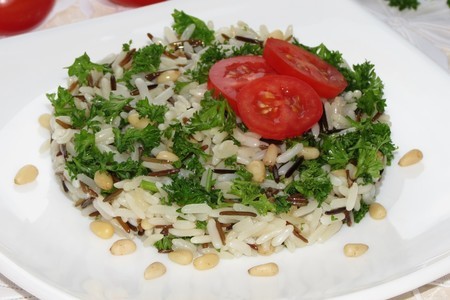 Фото к рецепту: Рис с зеленью и кедровыми орешками (тест-драйв)