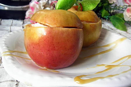 Фото к рецепту: Яблоки фаршированные творогом и цукатами (тест-драйв)