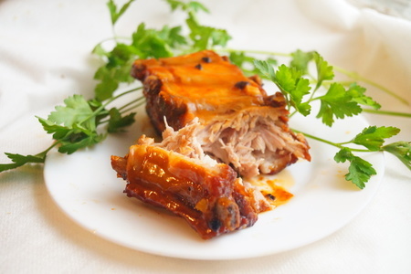 Фото к рецепту: Копчёные свиные рёбрышки барбекю с кленовым сиропом.