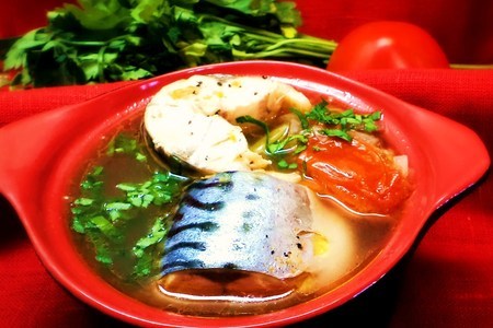 Фото к рецепту: По мотивам рыбного супа от сержа марковича  и из серии "быстро, вкусно и полезно"
