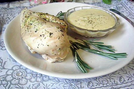 Фото к рецепту: Куриная грудка с прованскими травами, томленая в молоке+ соус