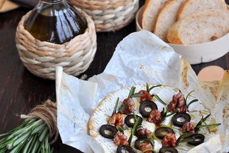 Фото к рецепту: Камамбер запеченный с розмарином, орехами, маслинами и оливковым маслом