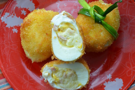 Фото к рецепту: Фаршированные яйца в сухарях 
