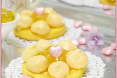Фото к рецепту: Пирожные из песочного теста с лимонным конфи и безе.