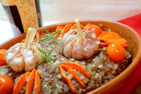 Фото к рецепту: Бо-оольшой "ёжик" в отличной форме)) с соусом "киккоман", чесноком, черри и морковкой!))
