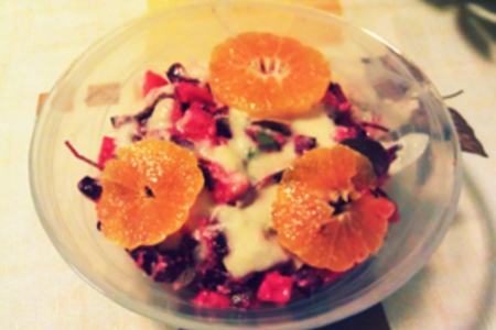 Фото к рецепту: Салат из свеклы с мандаринами и сливочно-сырной заправкой