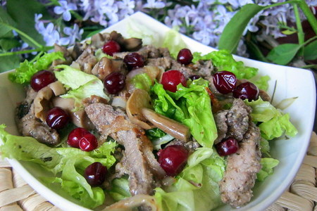 Фото к рецепту: Охотничий салат с дичью и опятами