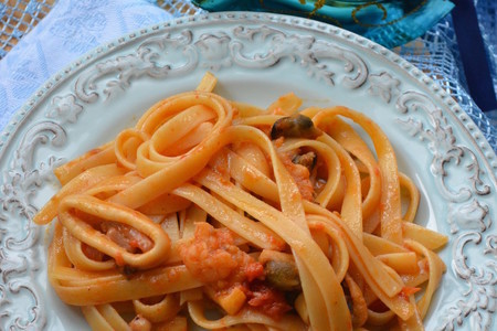 Фото к рецепту: Спагетти с морепродуктами  и помидорами черри 