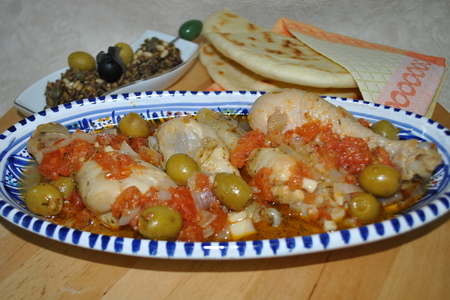 Фото к рецепту: Куриные голени в средиземноморском стиле с греческими лепешками