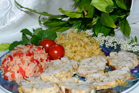 Фото к рецепту: Мясной рулет с разноцветным рисом