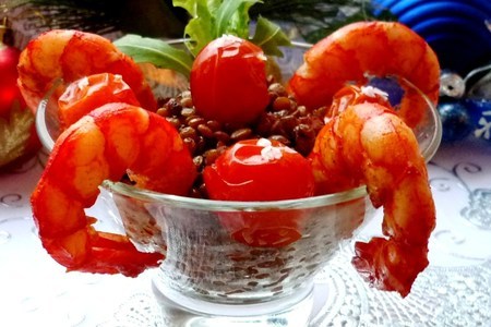 Фото к рецепту: Салат-коктейль с чечевицей,креветками и овощами 