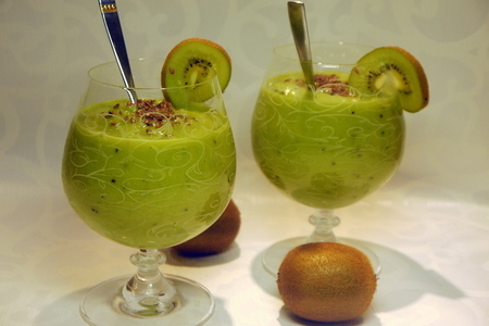 Фото к рецепту: Смузи с киви и авокадо „малахит“