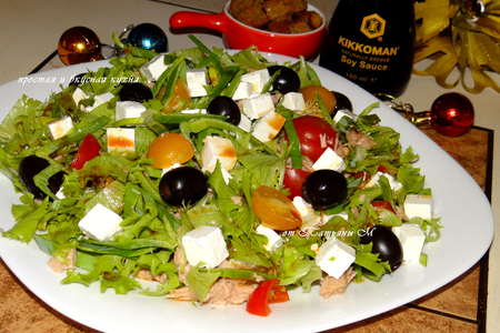 Фото к рецепту: Лёгкий салат с тунцом, овощами и пикантной заправкой