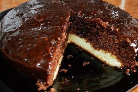 Фото к рецепту: Шоколадный пирог с нежным творожным дном (в мультиварке)