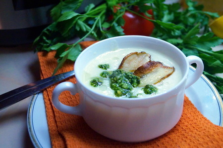 Фото к рецепту: Суп-пюре из топинамбура с песто