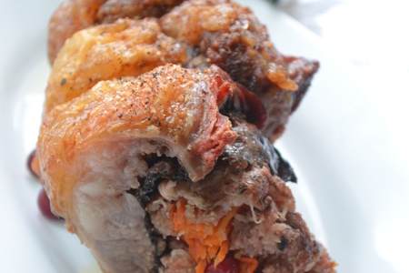 Фото к рецепту: Мясной рулет с корейской морковью  и клюквой