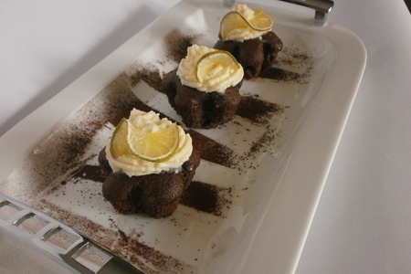 Фото к рецепту: Капкейк из черёмуховой муки с каплями белого шоколада и  сырным крем - пенкой