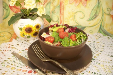 Фото к рецепту: Салат с заправкой из пармезана.