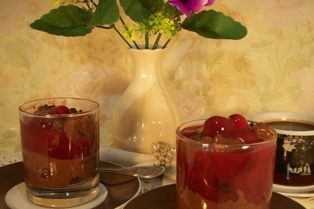 Фото к рецепту: Двойной шоколадный пудинг с вишнями