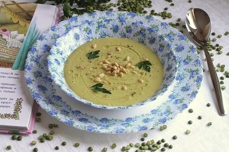 Фото к рецепту: Крем-суп из зеленого гороха для принцессы на горошине