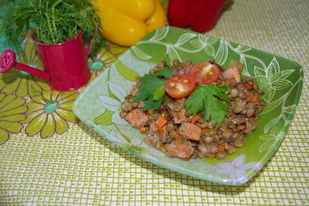 Фото к рецепту: Чечевица с овощами и форелью