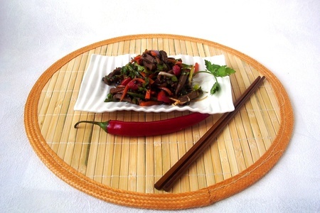 Салат с языком и чечевицей на китайский манер.