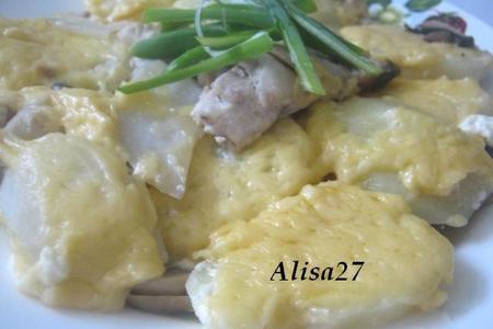 Фото к рецепту: Скумбрия запеченная с картофелем,шампиньонами и сыром в мультиварке