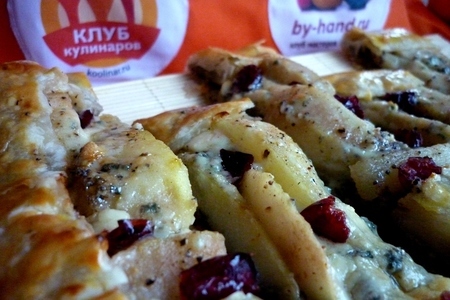 Фото к рецепту: Пирог с грушами,на маково-ореховой подушке,сыром и клюквой (для sweta1)