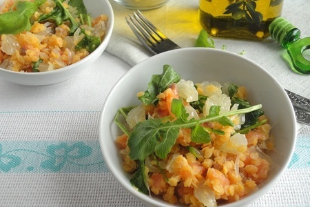 Фото к рецепту: Постный салат с семгой и чечевицей