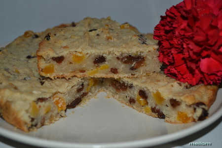 Фото к рецепту: Овсяный пирог на яблочном отваре с сухофруктами