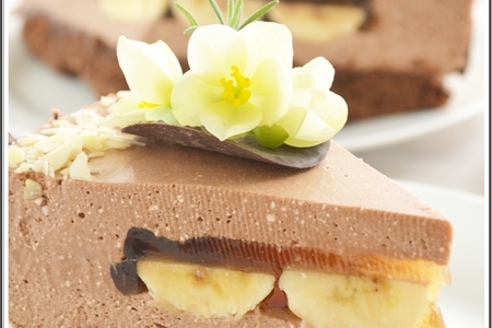 Фото к рецепту: Торт "шоколадно-творожный мусс с бананами в карамельном желе".