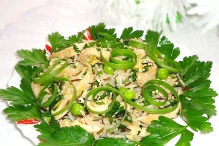 Фото к рецепту: Куриный салат с рисом и зелёным горошком