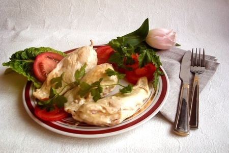 Фото к рецепту: Куриные грудки, фаршированные сыром и помидорами. фм « моя иллюстрация к рецепту».
