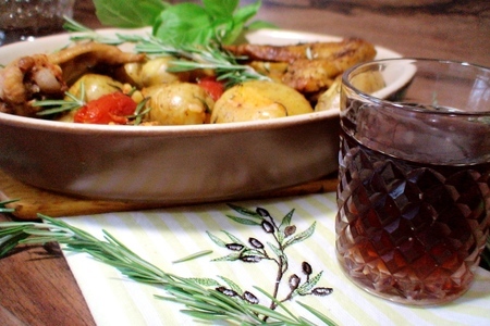 Фото к рецепту: Жареные крылышки с картошкой и помидорами черри.