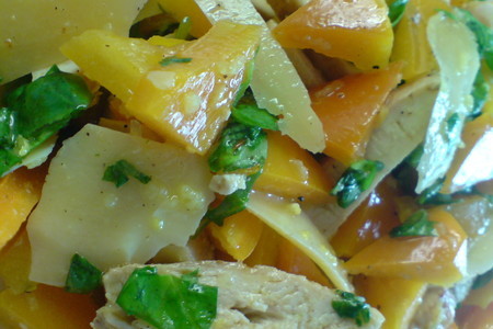 Фото к рецепту: Салат из жареной курятины и жёлтого перца