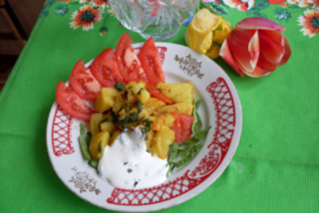 Фото к рецепту: Молодой картофель со шпинатом и карри