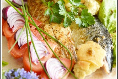 Фото к рецепту: Салат из запеченной на гриле скумбрии, чиабатты и овощей.