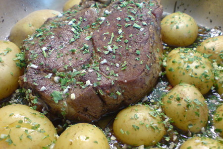 Фото к рецепту: Томлёная свинина с молодым картофелем