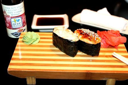 Фото к рецепту: Запеченые суши с лососем и острой креветкой