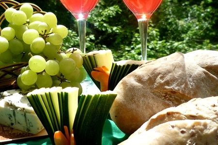 Фото к рецепту: Хлеб на розовом вине для него и для нее (пикник во французском стиле)