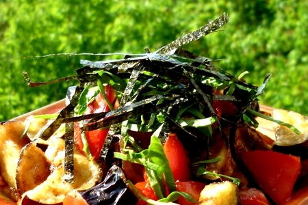 Салат с хрустящими баклажанами,помидорами и нори в устричном соусе 