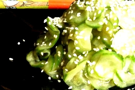 Фото к рецепту: Закуска-салат"суномодо" из быстрых маринованных огурчиков 
