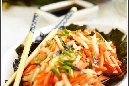 Фото к рецепту: Салат из моркови и дайкона с нори.