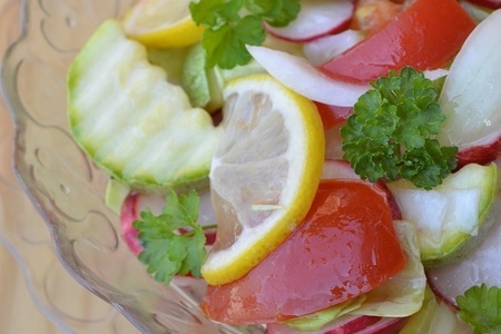 Фото к рецепту: Быстрый маринованный салат для пикника и не только.