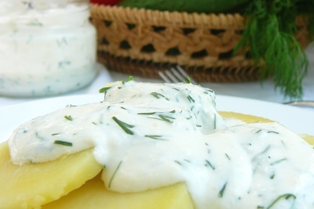 Фото к рецепту: Картофель (запеченный в соли)  под сырным соусом